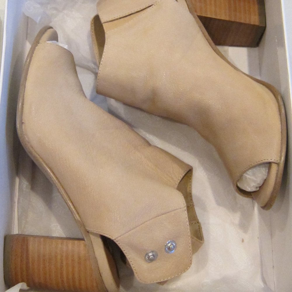 Steve Madden Nonstop Heeled Peep Toe Bootie in Natural Size 5.5